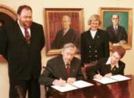 Endeavor-sopimus allekirjoitettiin perjantaina 4.2.2000. Kuva: Eero Roine.