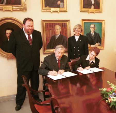 Voyager-sopimus allekirjoitettiin  helmikuussa 2000.