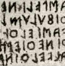 Etruskilaista kirjoitusta kivessä.
